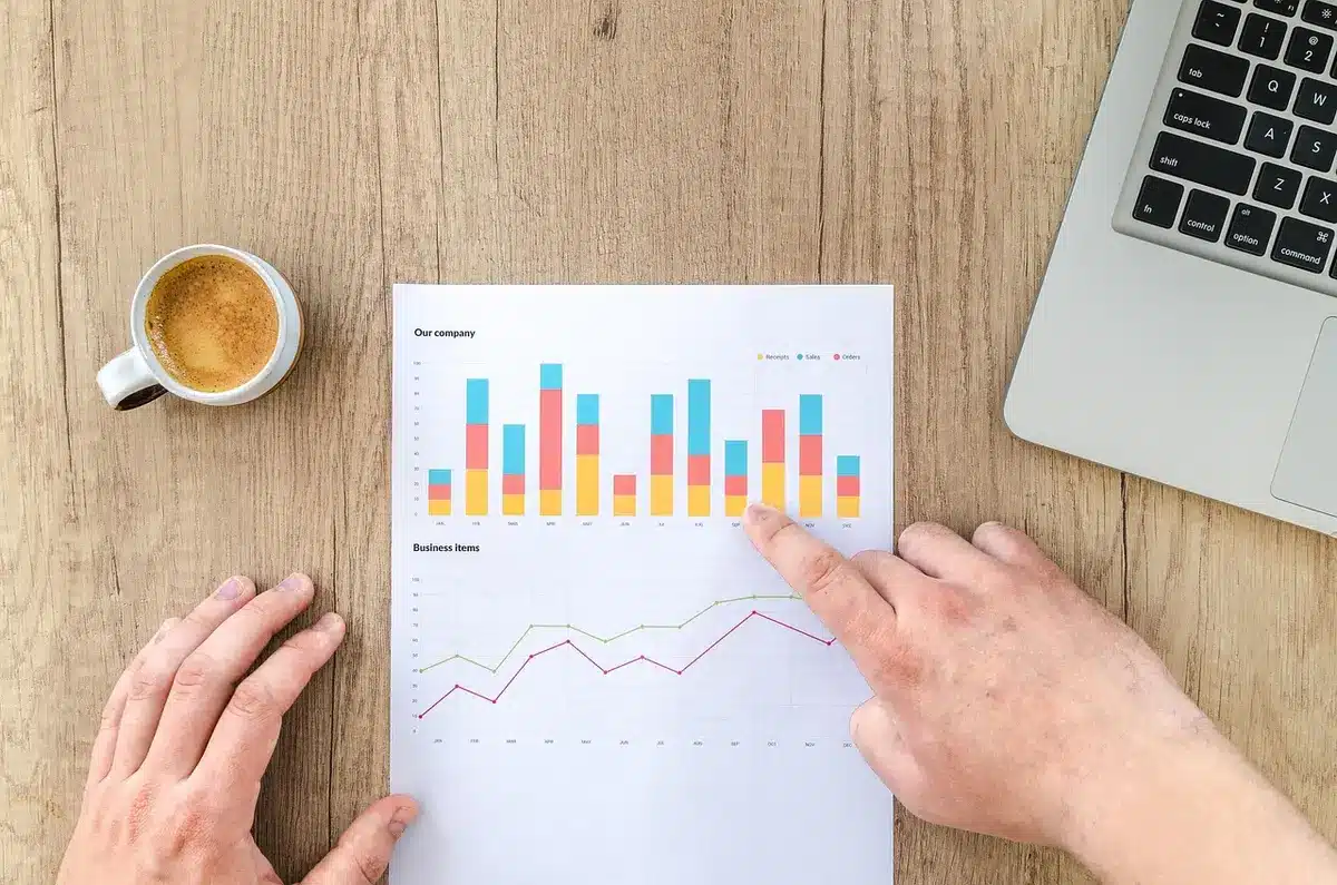 Ordinateur portable et documents comparant deux offres bancaires professionnelles