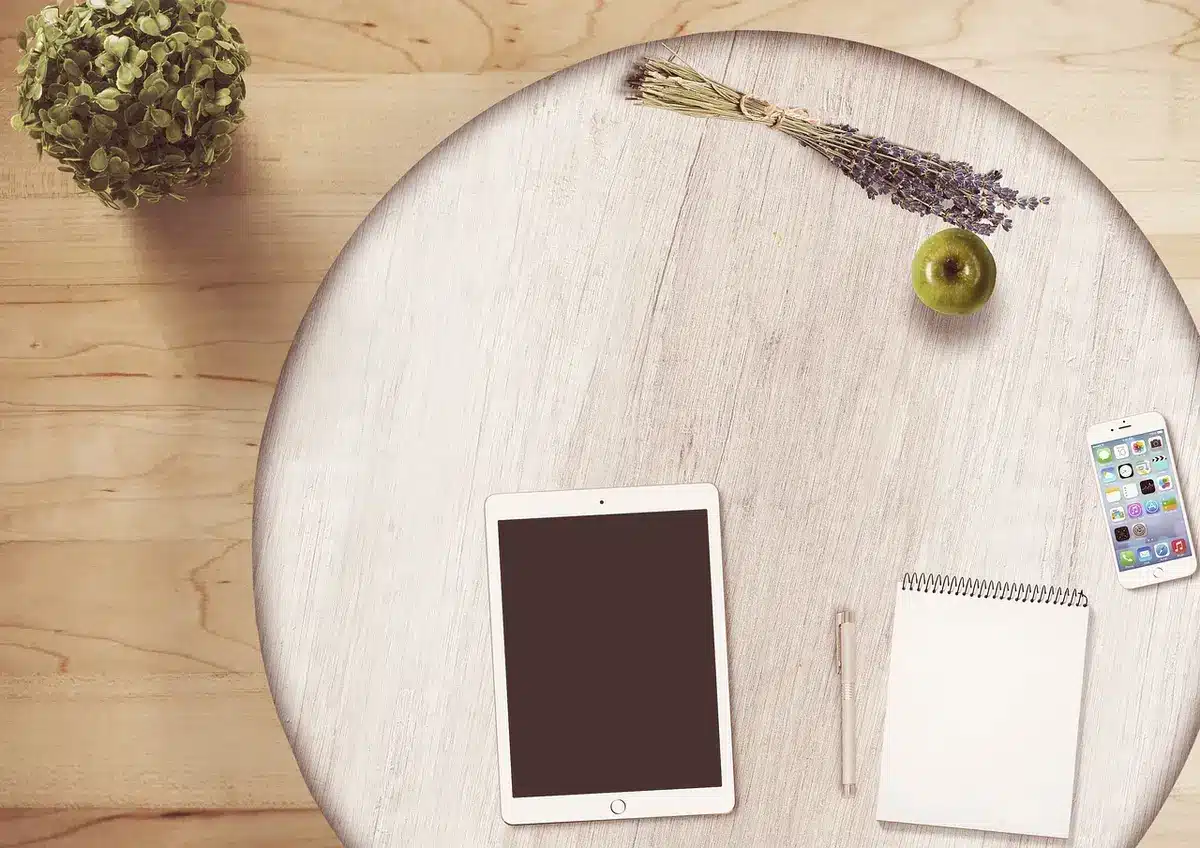 Freelance travaillant sur un ordinateur portable, concentration sur une mission spécialisée
