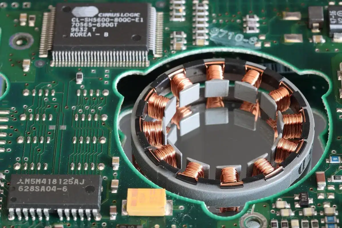 Détail de sticks modulaires et boutons mécaniques d’une manette