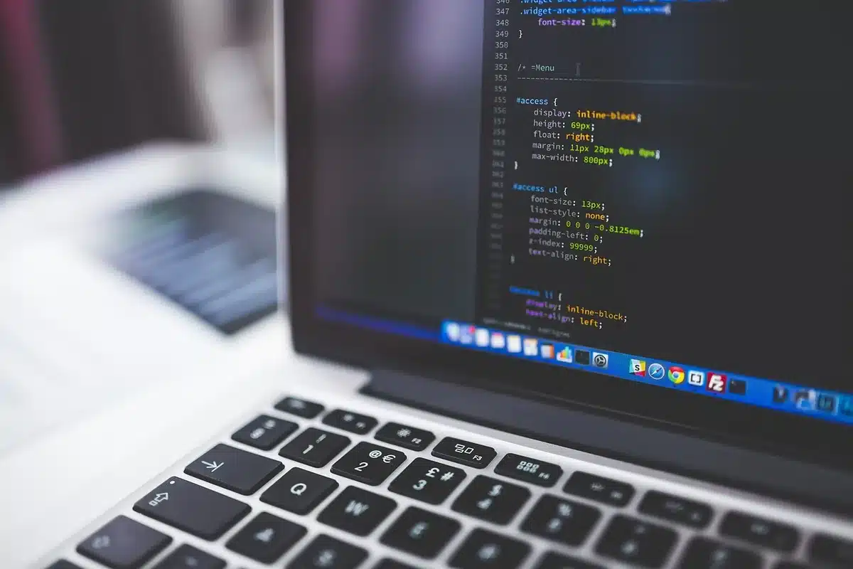 Tableau comparatif de fonctionnalités de logiciels sur écran