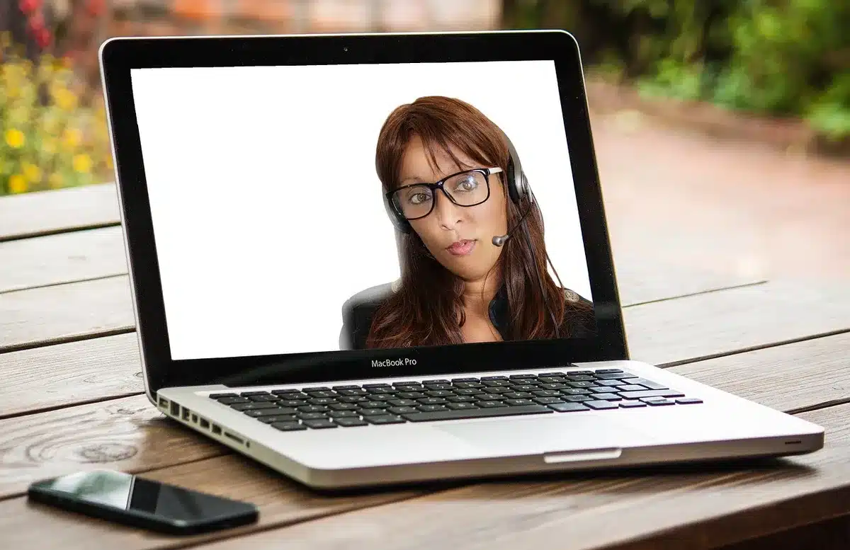 Écran d'ordinateur montrant un site administratif pour déclarer son activité