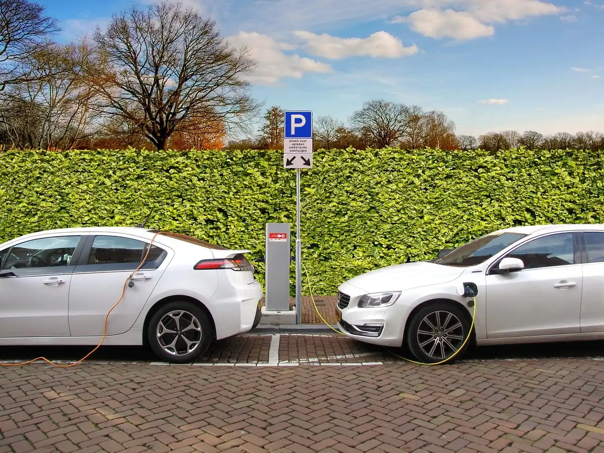 Voiture électrique en charge à domicile près d'un compteur ou tableau de bord