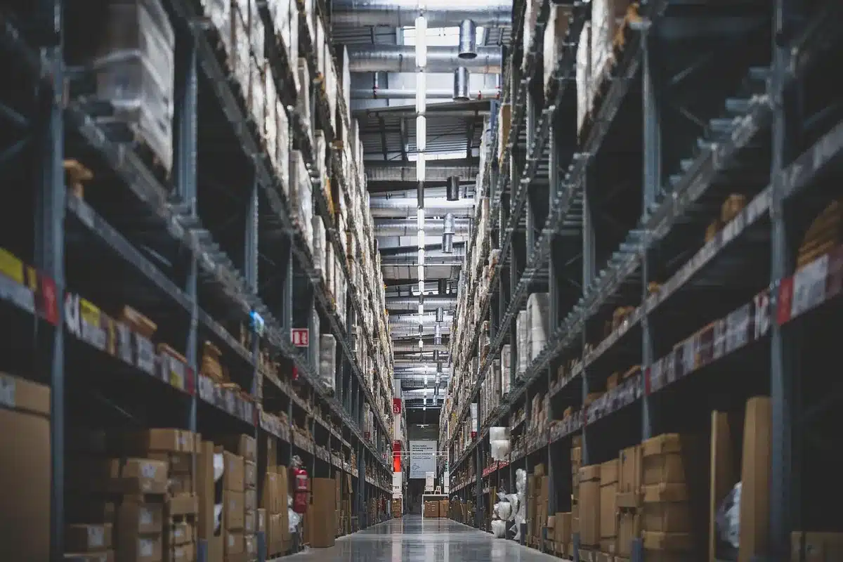 Bureau clair montrant documents d'inventaire et ordinateur pour planifier le stock