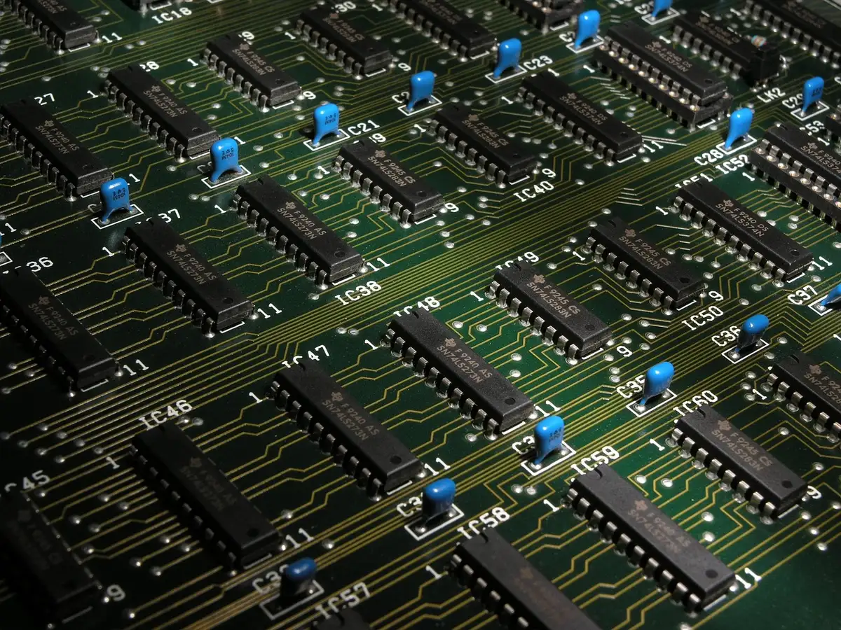 Carte mère et GPU modernes sur un établi, illustrant les composants coûteux