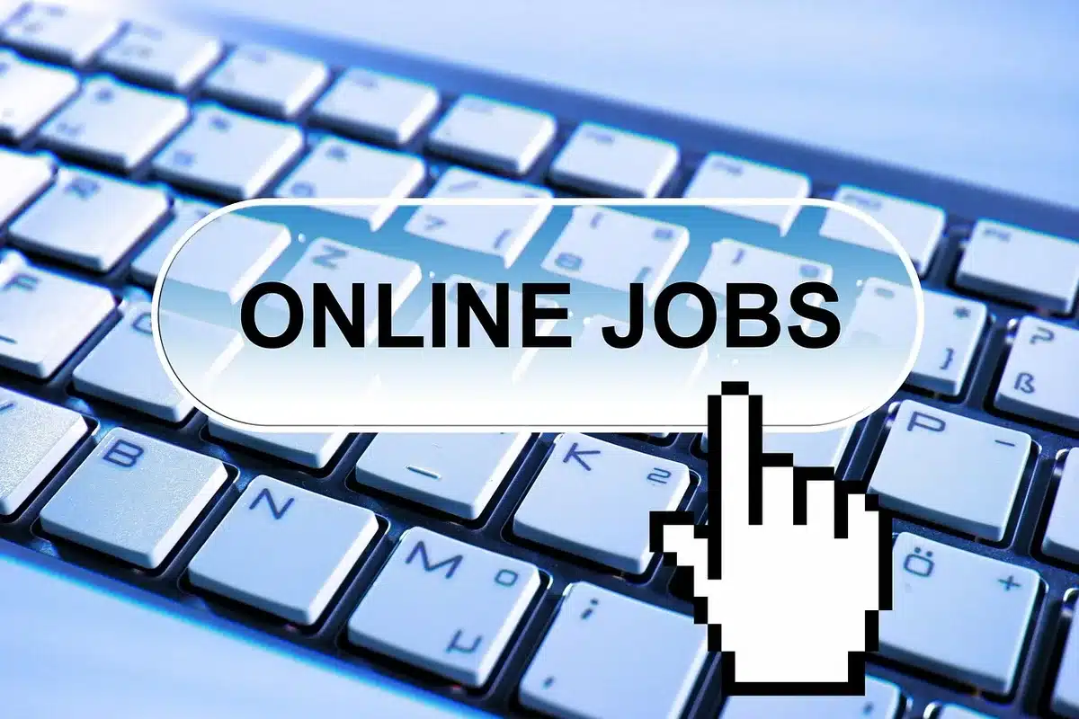 Offres d'emploi de studio de jeu affichées sur écran