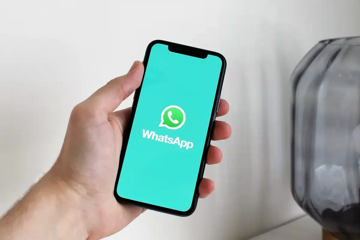 Équipe mobile utilisant une application de téléphonie sur smartphone